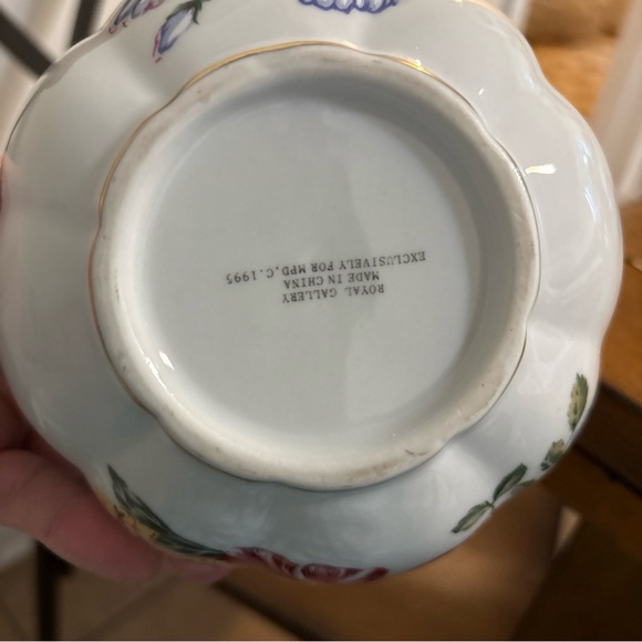 Royal Gallery Floral Basket - Picture 7 of 8